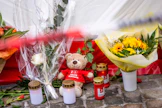 Tulipalopaikan lähelle on tuotu kynttilöitä ja kukkia. LEHTIKUVA / AFP.