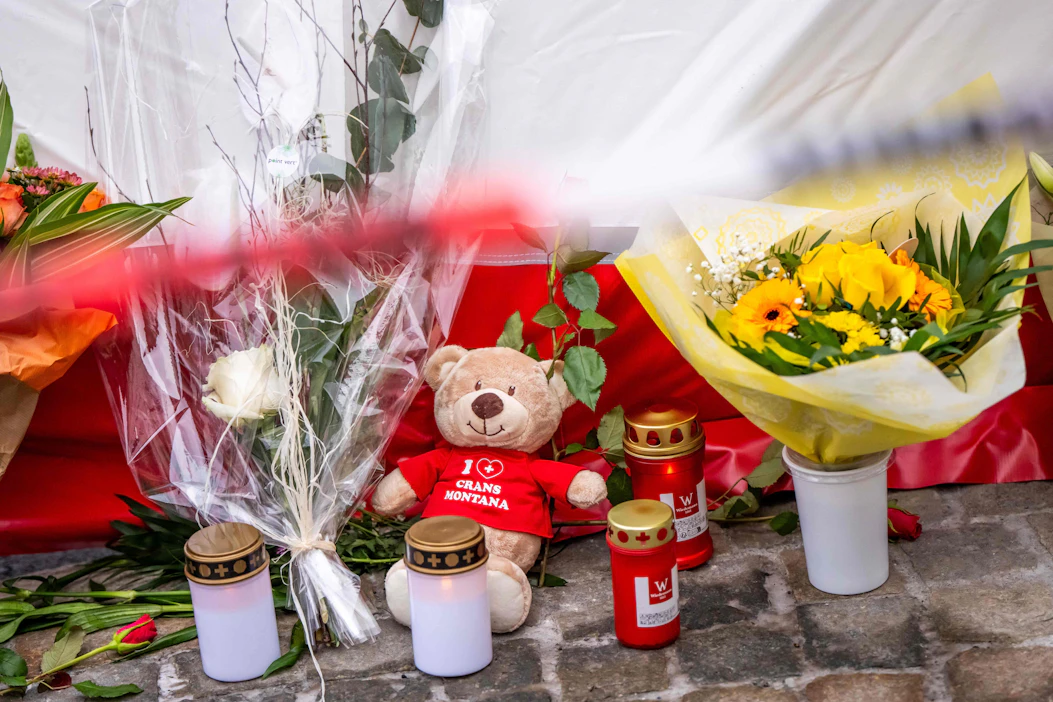 Tulipalopaikan lähelle on tuotu kynttilöitä ja kukkia. LEHTIKUVA / AFP.