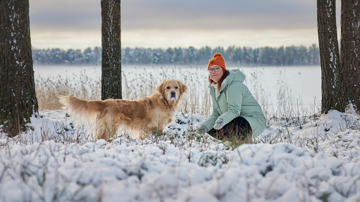 Oulun Kuivasjärvellä asuva toimittaja ja lauluntekijä Kati Valjus pyrkii tekemään nelituntisia työpäiviä. Vapaa-ajallaan hän lenkkeilee Luna-koiransa kanssa.