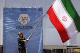 Iran on sanonut, että Yhdysvaltojen on varmistettava, että Israel lopettaa sotatoimensa myös Libanonissa. Iranilaisnainen liehutti maansa lippua Teheranissa maanantaina. AFP/LEHTIKUVA. 