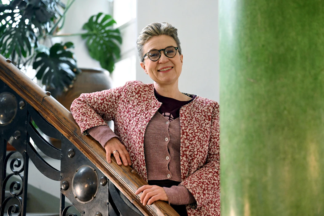Kirjailija Sirpa Kähkönen Kallion kirjastossa Helsingissä 28. marraskuuta 2023. LEHTIKUVA / JUSSI NUKARI .