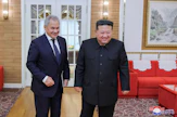 Pohjois-Korean johtaja Kim Jong-un (oik.) ja Venäjän turvallisuusneuvostoa johtava Sergei Shoigu ovat tavanneet Pohjois-Koreassa. Perjantaille päivätty kuva on Pohjois-Korean valtiollisen uutistoimiston välittämä. LEHTIKUVA / AFP / KCNA / KNS. 