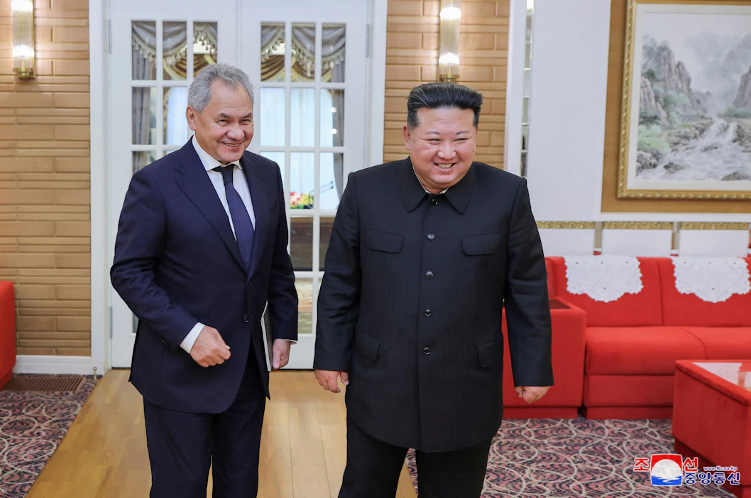Pohjois-Korean johtaja Kim Jong-un (oik.) ja Venäjän turvallisuusneuvostoa johtava Sergei Shoigu ovat tavanneet Pohjois-Koreassa. Perjantaille päivätty kuva on Pohjois-Korean valtiollisen uutistoimiston välittämä. LEHTIKUVA / AFP / KCNA / KNS.