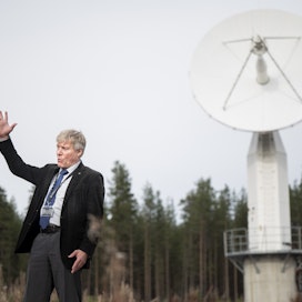 Avaruus- ja kaukokartoitustutkimuskeskuksen johtaja Jouni Pulliainen esittelee lautasantennia, joka vastaanottaa dataa maata kiertävistä satelliiteista.