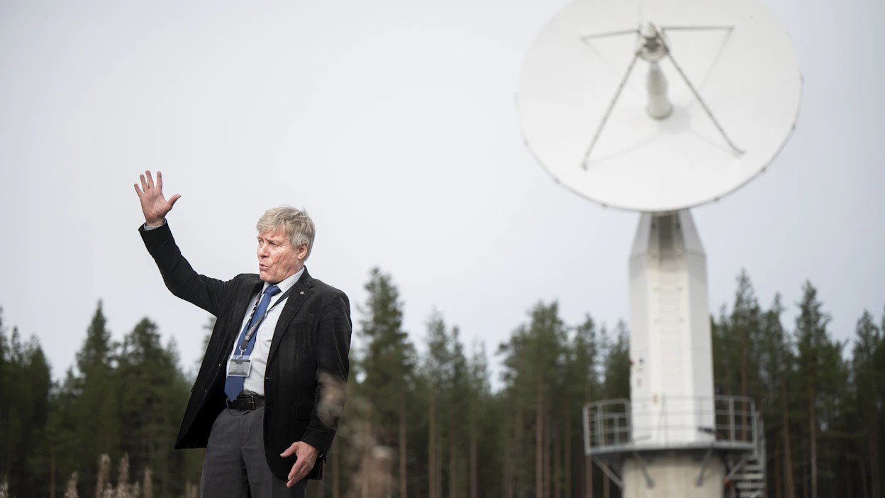 Avaruus- ja kaukokartoitustutkimuskeskuksen johtaja Jouni Pulliainen esittelee lautasantennia, joka vastaanottaa dataa maata kiertävistä satelliiteista.