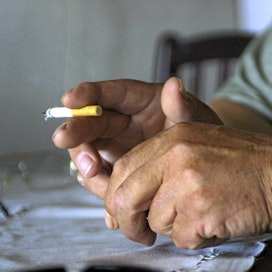 Tupakointi saattaa olla yksi tekijä, joka on nostanut ikääntyvien miesten kuolleisuutta aivoverenvuotoon.