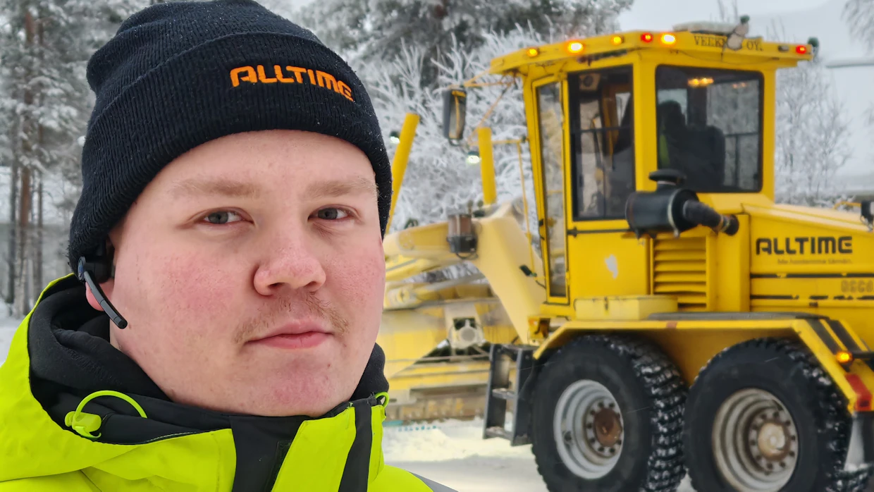 “Katuverkosto käsitellään tiehöylällä talven aikana yleensä kahteen tai kolmeen kertaan, pääväylät useammin kuin tonttitiet”, Alltimen työnjohtaja Arttu Säkkinen sanoo.