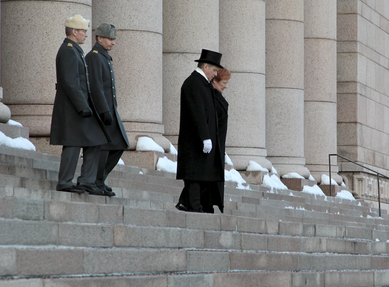 Näin tuore tasavallan presidentti Sauli Niinistö laskeutui portaita vuonna 2012. Vierellä tuolloin väistynyt presidentti Tarja Halonen.