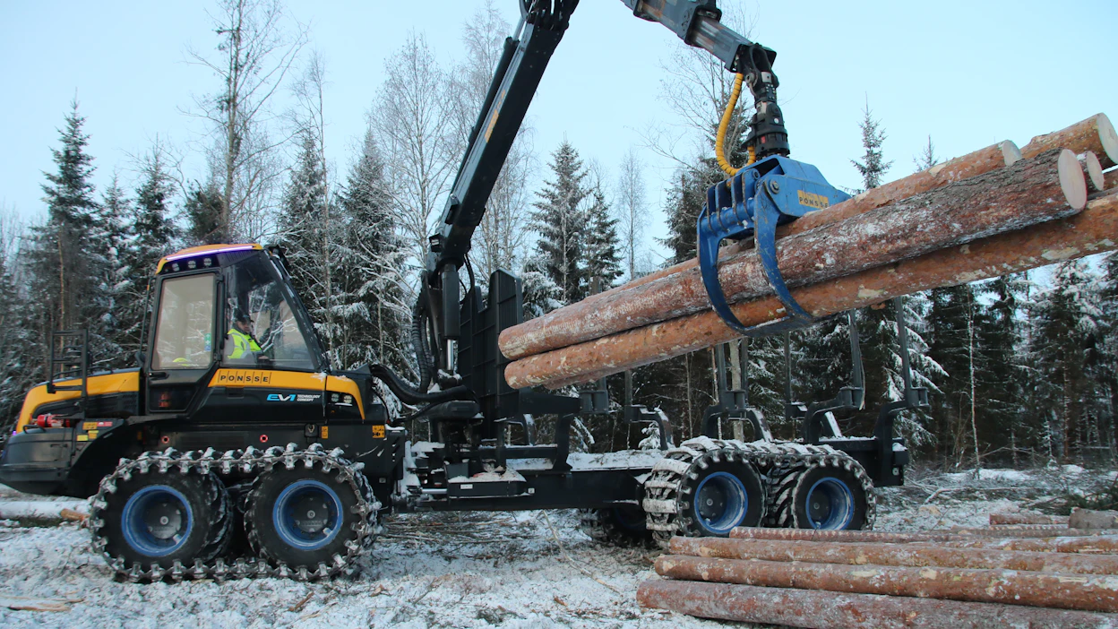 Ponsse EV1 -konseptikoneessa nelisylinteriseksi useimpien hybridien tapaan mitoitettu dieselmoottori pyörittää ainoastaan generaattoria ajoakun lataamiseksi.
