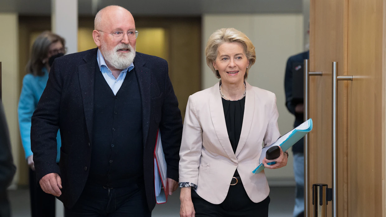Komission vihreän kehityksen ohjelmasta vastannut varapuheenjohtaja Frans Timmermans (vas.) vetäytyi muutama kuukausi sitten takavasemmalle Hollannin sisäpolitiikkaan. Sen jälkeen komissio on puheenjohtaja Ursula von der Leyenin johdolla muuttanut selvästi linjaansa.