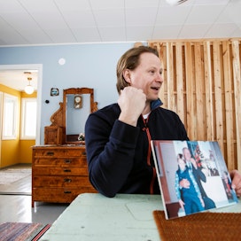 Juha Vidgrén rakennutti rintamiestalon ukkinsa talon mallin mukaan. Sisälle hän on loihtinut lapsuutensa lauantaiden tunnelman. Vanhasta televisiostakin tulee vain mustavalkoisia ohjelmia, kuten Tarvajärven lauantaitansseja. Valokuvassa Juha on Jooseppi-ukkinsa kanssa.