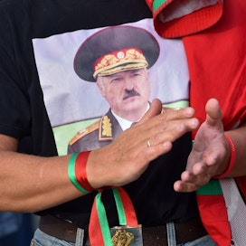 Itsevaltaisesti Valko-Venäjää johtava Lukashenko käski lauantaina puolustusministeriä ryhtymään toimiin puolustaakseen maan alueellista yhtenäisyyttä. LEHTIKUVA / AFP