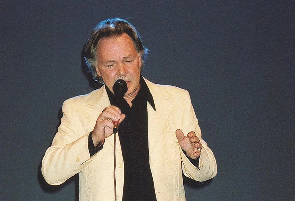 Kari Tapion (1945–2010) matka kansan rakastamaksi "sinivalkoiseksi ääneksi" oli pitkä ja pettymysten varjostama. Antti Heikkinen toivoo, että hänen kirjansa avaisi silmiä, miten kova "Klabbi" oli tekemään töitä menestyksen eteen.
