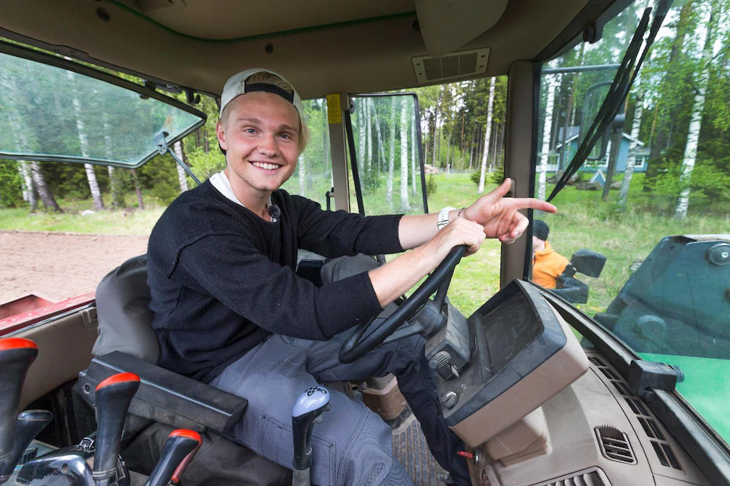 Benjamin Peltonen oli ensi kertaa traktorin ratissa ja
istuttamassa perunaa. Laulaja tykästyi touhuun niin,
että tarjoutui jo Mikkolan tilalle kesätöihin.