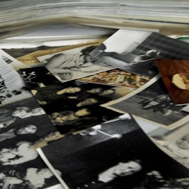Sukututkimuksen teon voi aloittaa etsimällä kotoa vanhoja asiakirjoja, valokuvia ja kirjeitä ihmisistä, joita on tarkoitus ensimmäiseksi tutkia.