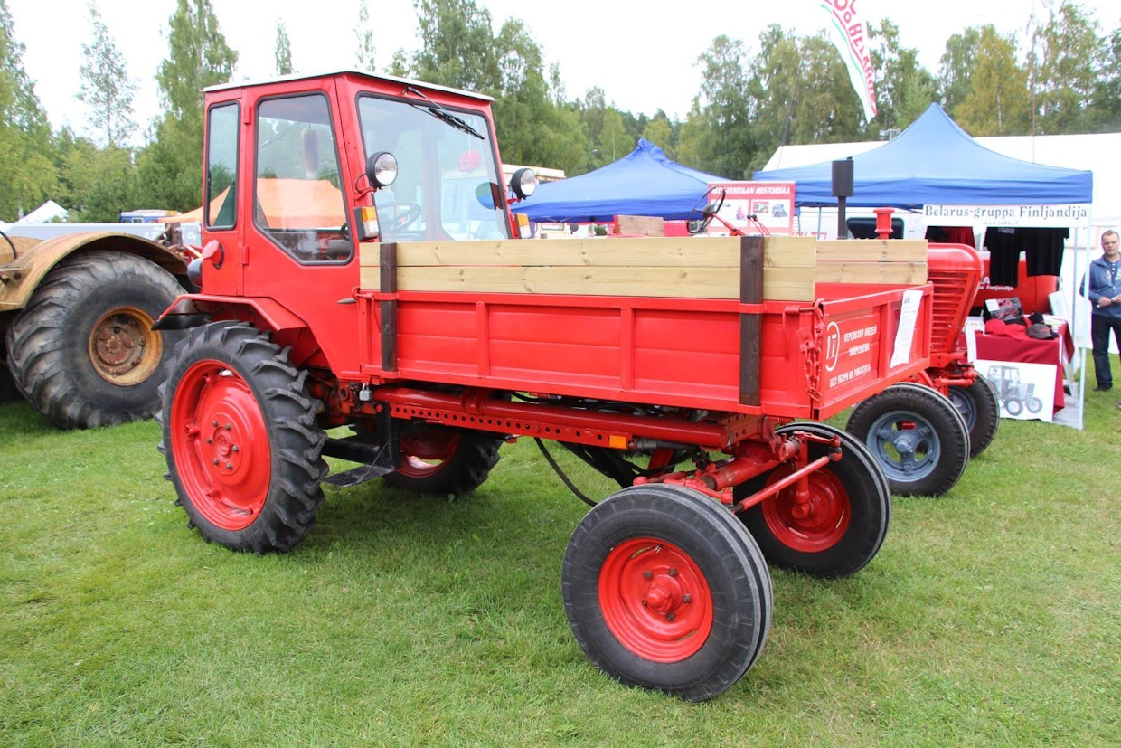 HTZSŠ T-16M -kantotraktoria tehtiin vuosina 1967–95 kunnioitettavat 470 000 kappaletta. Harkovin kantajatraktoritehtaan (Harkovskij Zavod Traktorny Samohodnyh Šassi) tuottamassa koneessa on ilmajäähdytetty 2-sylinterinen takamoottori, teholtaan 20–25 hv. Painoa on 1 450–1 810 kg. Vuodesta 1956 lähtien traktoreita tuottanut tehdas tekee vieläkin työkoneenkantajia. Suomeen ei ole ollut virallista maahantuontia, kaikki täällä olevat koneet on tuotu yksityisesti. (Riihimäki)