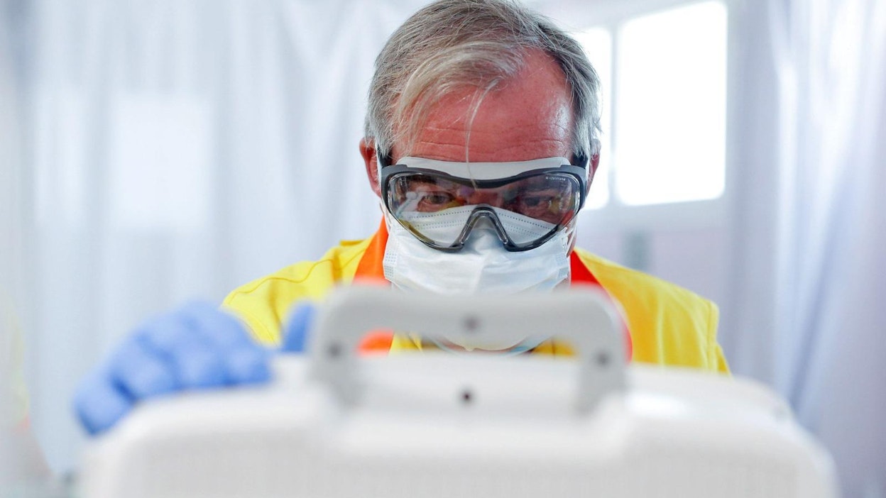 Lääkäri tarkkailee koronapotilaan vointia Katalonian Sabadelissa. LEHTIKUVA/AFP