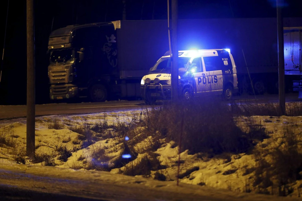 Poliisi sulki valtatie 12:n Sastamalan ja Nokian rajalla 18. helmikuuta mopoauton ja pakettiauton nokkakolarin vuoksi.
