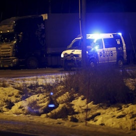 Poliisi sulki valtatie 12:n Sastamalan ja Nokian rajalla 18. helmikuuta mopoauton ja pakettiauton nokkakolarin vuoksi.
