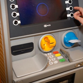 Automatia vastaa keskitetysti suomalaisten pankkien rahahuollosta ja siihen liittyvästä infrastruktuurista muun muassa ylläpitämällä Otto-automaattiverkostoa.