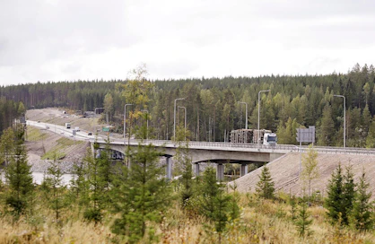 Äänekoskella on myönteinen vire päällä. Metsä Groupin kaavailema 200 miljoonan euron tehdashanke tuo työtä rakennusvaiheessa, työllistää aikanaan suoraan noin 140 henkilöä ja ruokkii muutenkin alueen taloutta. Päätös vaatii vielä, kaupungin kaavamuutoksen. Siihen ei odoteta ongelmia.