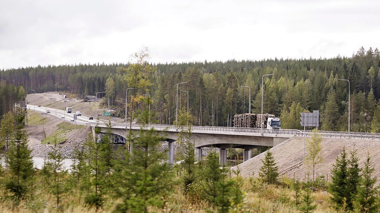 Äänekoskella on myönteinen vire päällä. Metsä Groupin kaavailema 200 miljoonan euron tehdashanke tuo työtä rakennusvaiheessa, työllistää aikanaan suoraan noin 140 henkilöä ja ruokkii muutenkin alueen taloutta. Päätös vaatii vielä, kaupungin kaavamuutoksen. Siihen ei odoteta ongelmia.