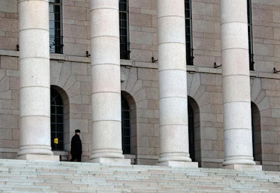 Vihreiden puheenjohtaja Touko Aallon mukaan niin kutsuttu kolmen jakkaran ongelma voi tuoda ajankäytön lisäksi esteellisyysongelmia rahasta päätettäessä.