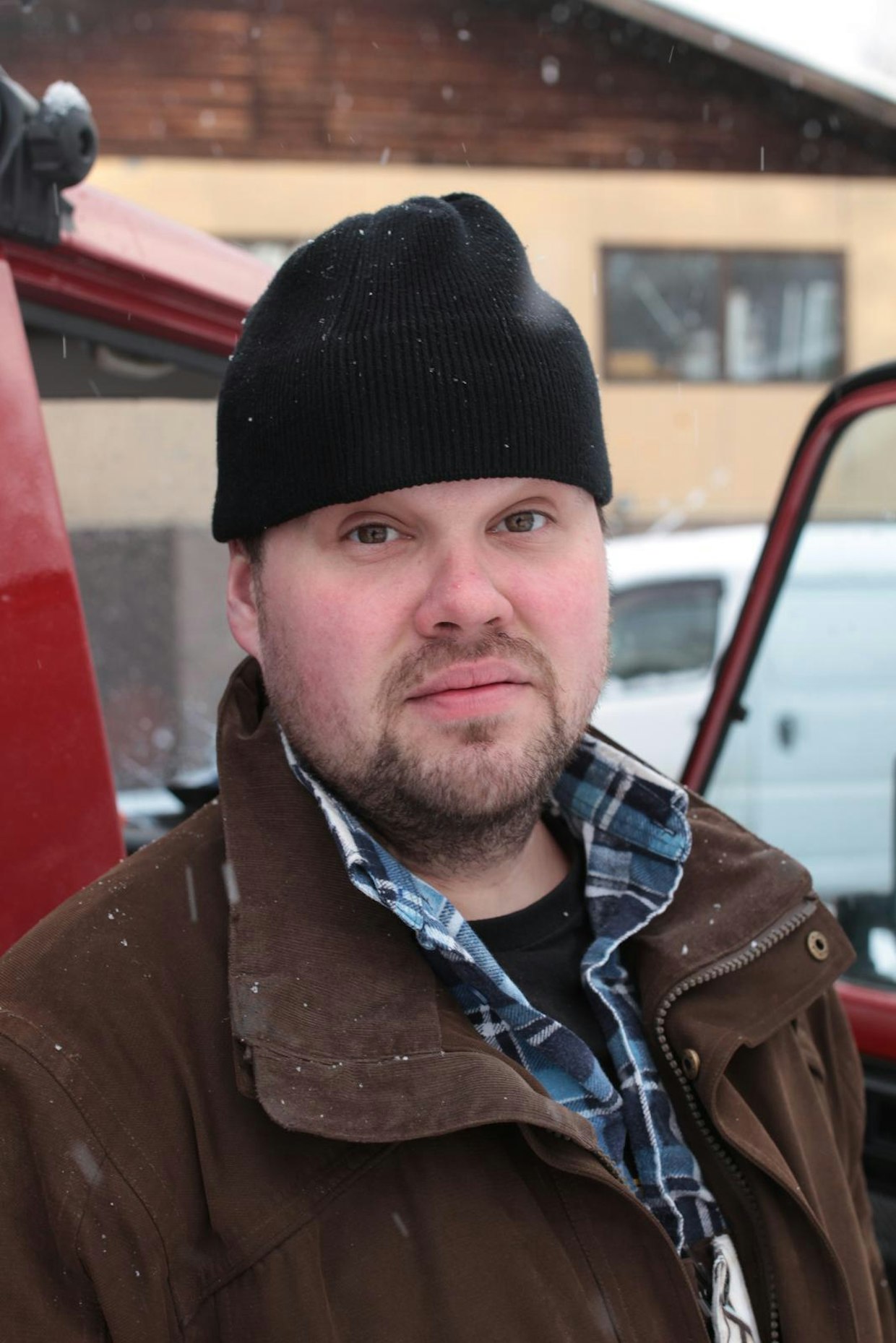Henri Pakarinen tietää, että kaivon kansien varalta aurassa on hyvä olla kestävä jousitusjärjestelmä.