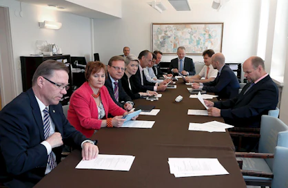 Tiistain kokouksessa valiokunnan 17:stä jäsenestä läsnä oli 14, ja lisäksi paikalla oli kaksi varajäsentä. Kuvassa vasemmalta Timo V. Korhonen, Anne Kalmari, Lasse Hautala, Susanna Koski, Markku Eestilä, Arto Satonen, Mats Nylund, Jari Leppä, Kari Kulmala, Mikko Kärnä ja Harri Wallin.