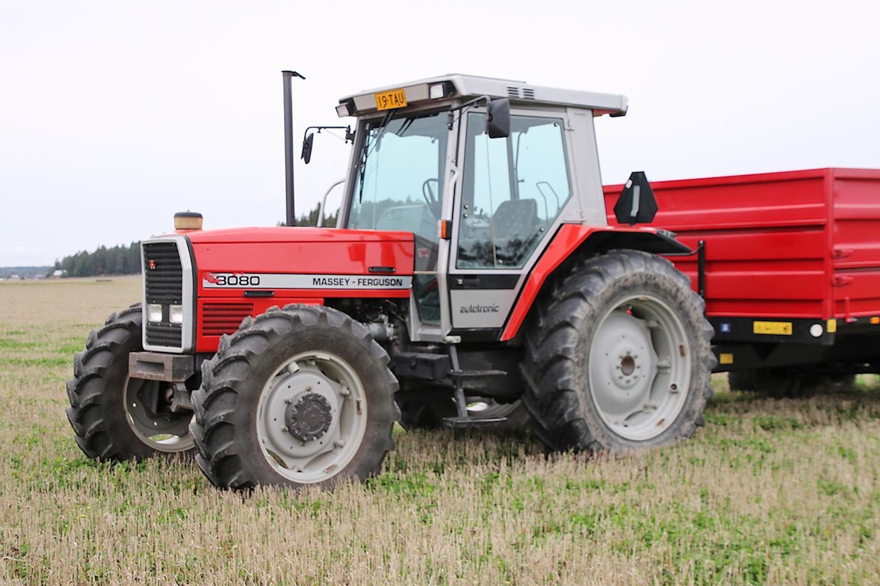 Immo Tuijulan Massey Ferguson 3080 on otettu käyttöön 13.10.1989. Kolmekymmentävuotiaaksi traktoriksi se on hämmästyttävän siisti. Kuvaushetkellä mittarissa oli 6848 tuntia.