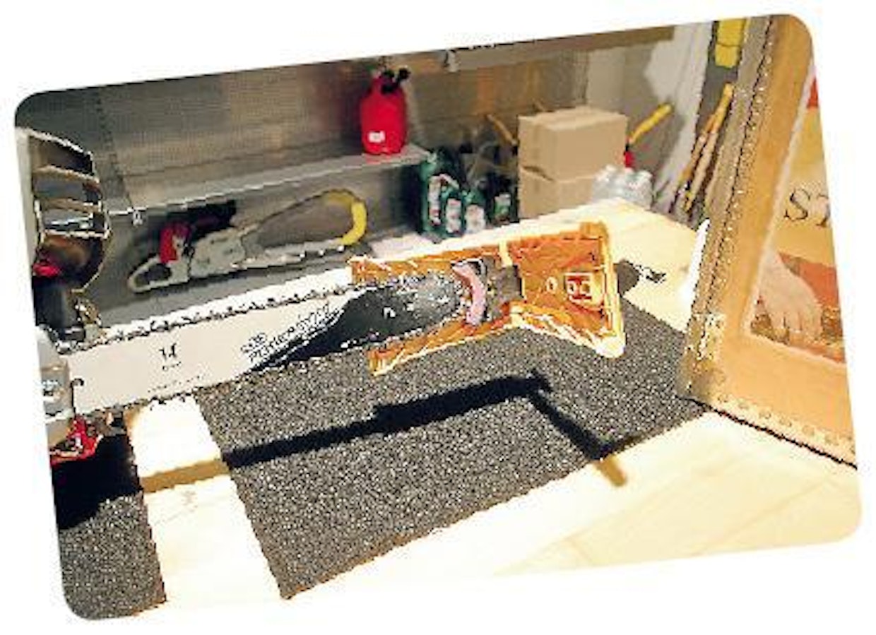 Oregon Powersharp helpottaa moottorisahan terähuoltoa, pyöröviilausta ei tarvita. Järjestelmä koostuu terälaipasta, teräketjusta, jossa hampaan teroituspinta on totutusta poiketen yläpuolella ja terälaipan kärkeen kiinnittyvästä, kaarevan hiomakiven sisältävästä teroituslaitteesta. Ketjun teroitus käy yksinkertaisesti sulkemalla laipan kärki teroituslaitteen sisään, kiihdyttämällä saha työkierroksille ja painamalla teroituslaitteen etuosan läpi yltävän hiomakiven kiinnikkeen anturaa kiinteää pintaa vasten. Teroitus valmistuu 3–5 sekunnissa. Powersharpin hinta (laippa, ketju ja teroituslaite) asettunee meillä haarukkaan 70–75 euroa. Maahantuoja Teräosa Fi Oy, Kaarina. (HH)