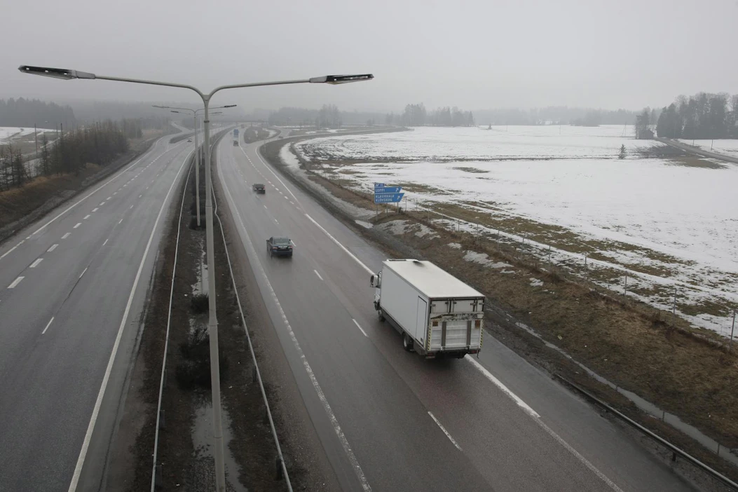 Erilaisia teknisiä vaihtoehtoja raskaan ajoneuvon pysäyttämiseen tutkitaan ja selvitetään.