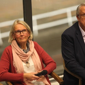 Juha Rehula yhdessä Ruotsin raviurheilujärjestön puheenjohtajan Marjaana Alaviuhkolan seurassa.