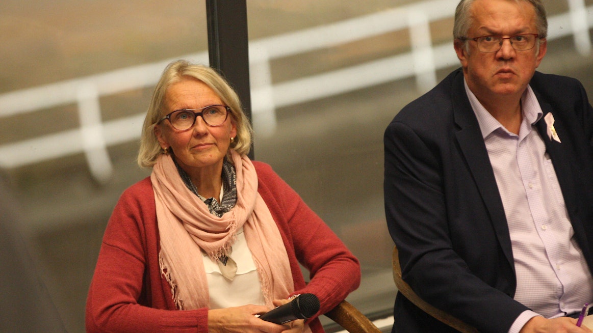 Juha Rehula yhdessä Ruotsin raviurheilujärjestön puheenjohtajan Marjaana Alaviuhkolan seurassa.