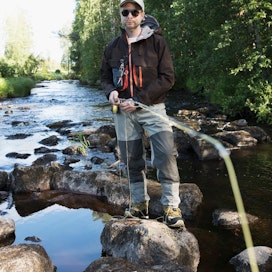 Pro gradu -tutkielman kalastusmatkailusta tehnyt Lari Turunen harrastaa myös itse kalastusta, tällä kertaa Mainuanjoella Kainuussa.