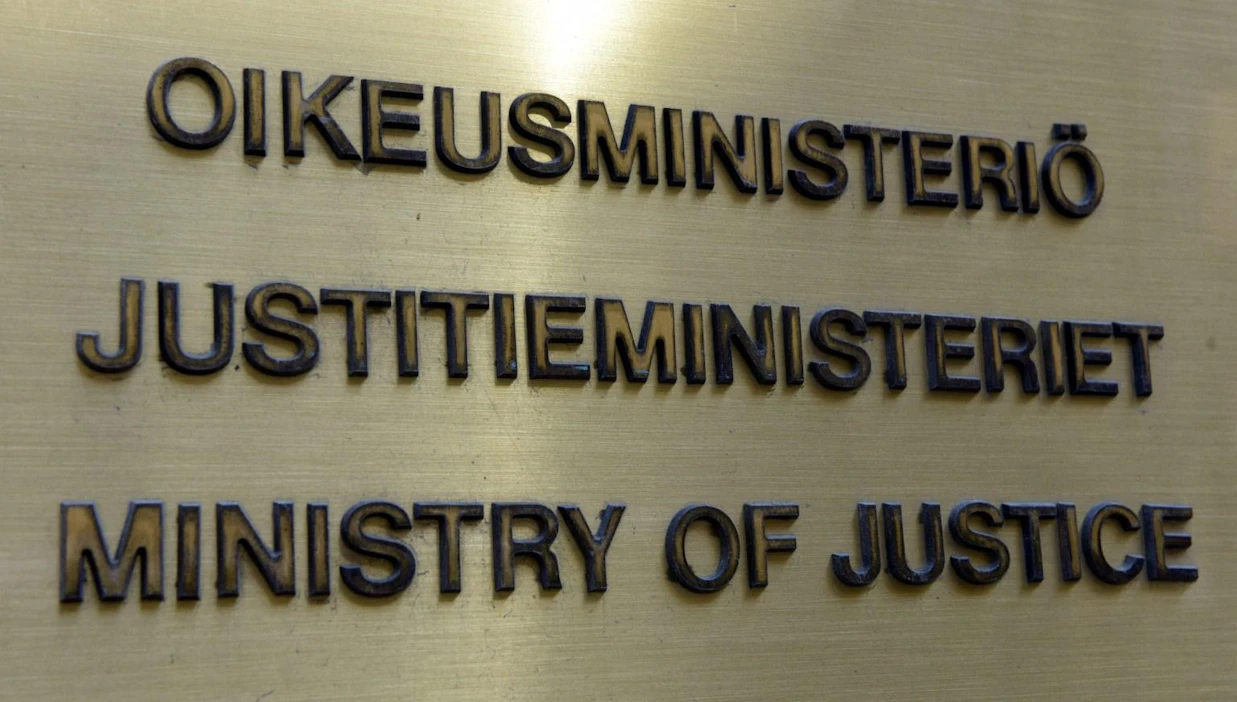 Itsenäisyyspuolueen kannattajakortit oli määrä jättää oikeusministeriöön maanantaina.