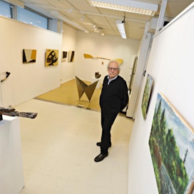 Jyväskyläläisen Sakari Holman lokakuisessa 80 vuotta intohimoa -juhlanäyttelyssä esiteltiin moninaisia taide- sekä käyttöesineitä eri vuosikymmeniltä.