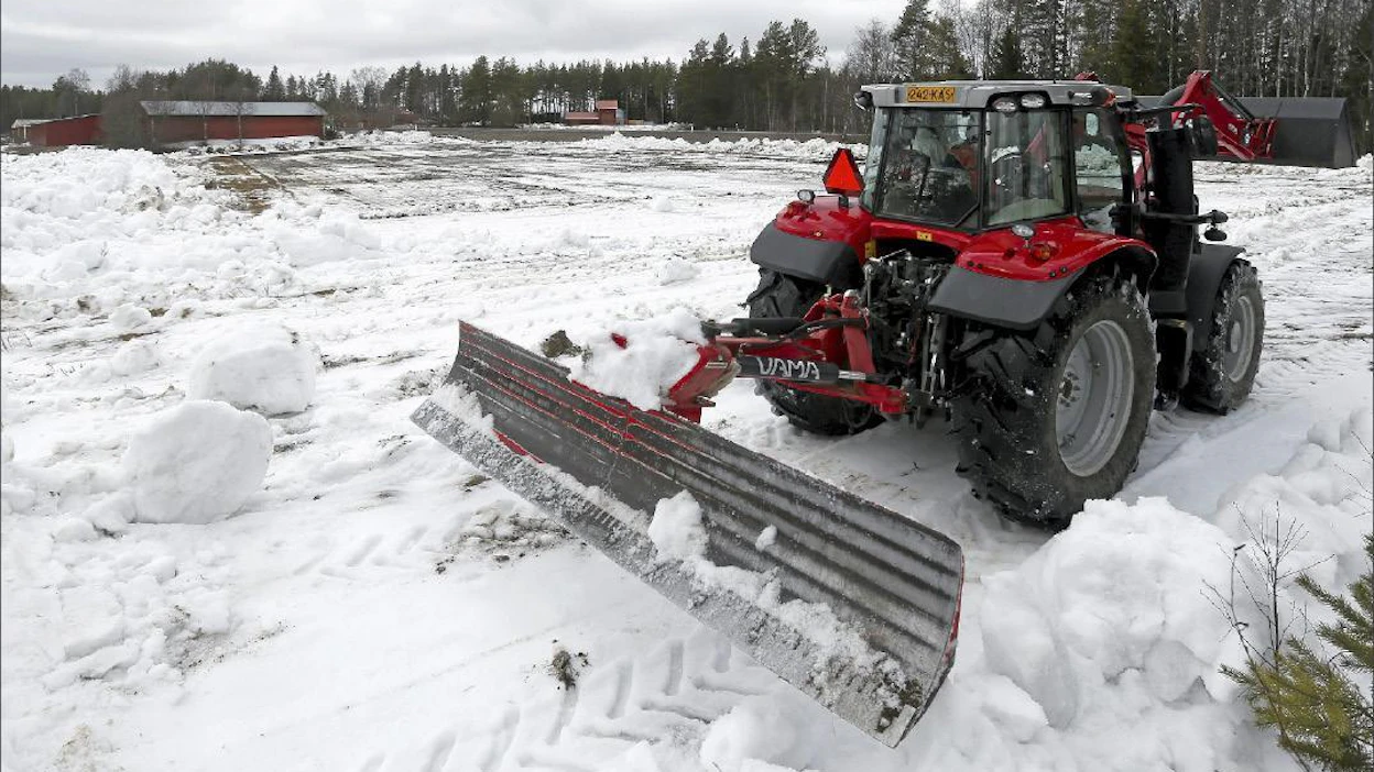 Hannu Lumiaho Siikajoen Paavolasta aurasi lumet perunapelloiltaan maanantain, tiistain ja keskiviikon aikana. Pekka Fali