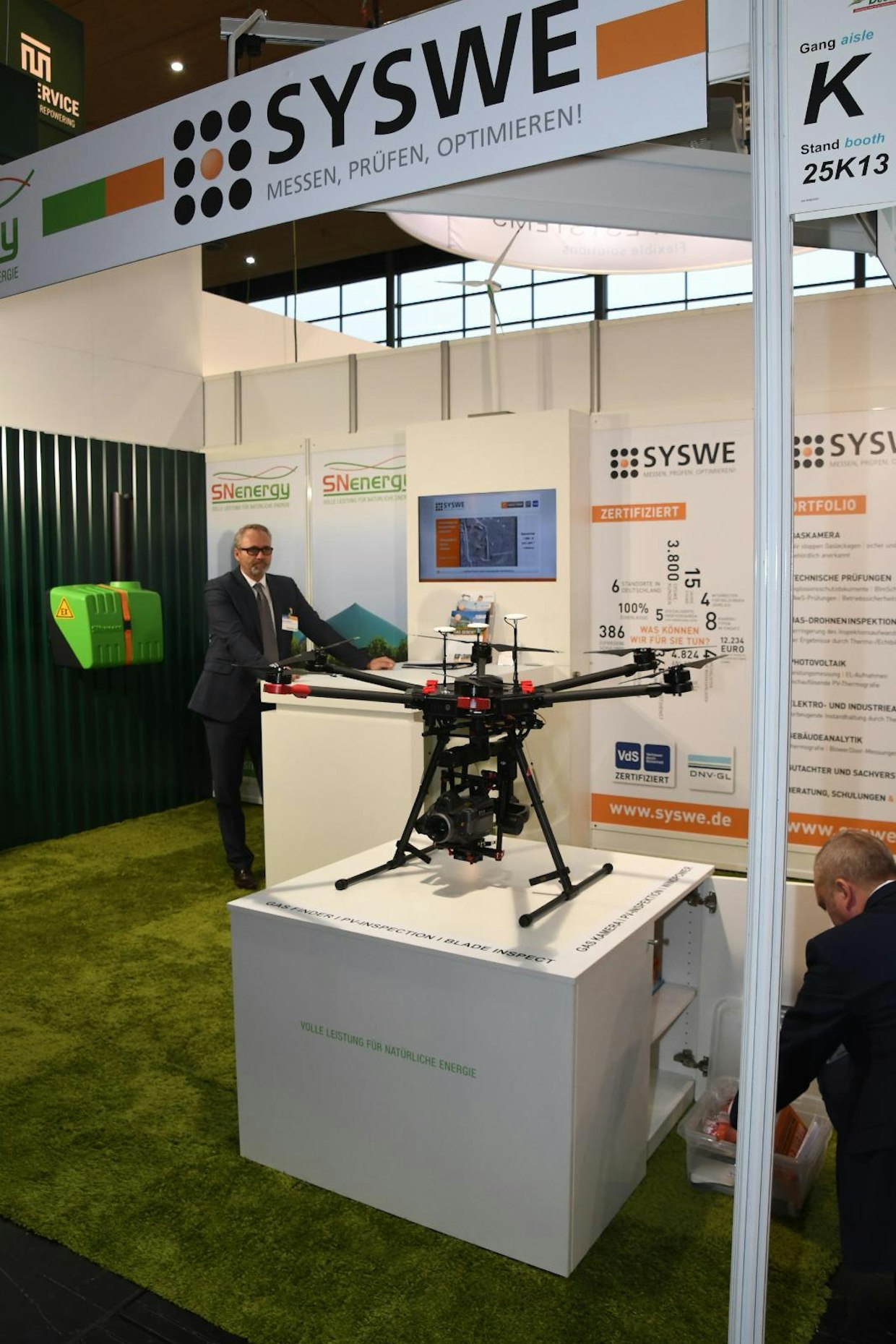 Syswe esitteli erilaisia valvontajärjestelmiään. Yksi näytteillä ollut infrapunakameraan perustuva helikopterisovellus on biokaasulaitosten vuotoja kuvaava laitteisto. Normaaleilla vuotomittareilla pystytään havaitsemaan vuotoja, mutta Syswen kameralla saadaan vuotopaikka helposti selville. Sillä voidaan myös arvioida vuodon määrää. Helikopterilla pystytään kiertämään laitoksen ympärillä turvallisesti. (SN)