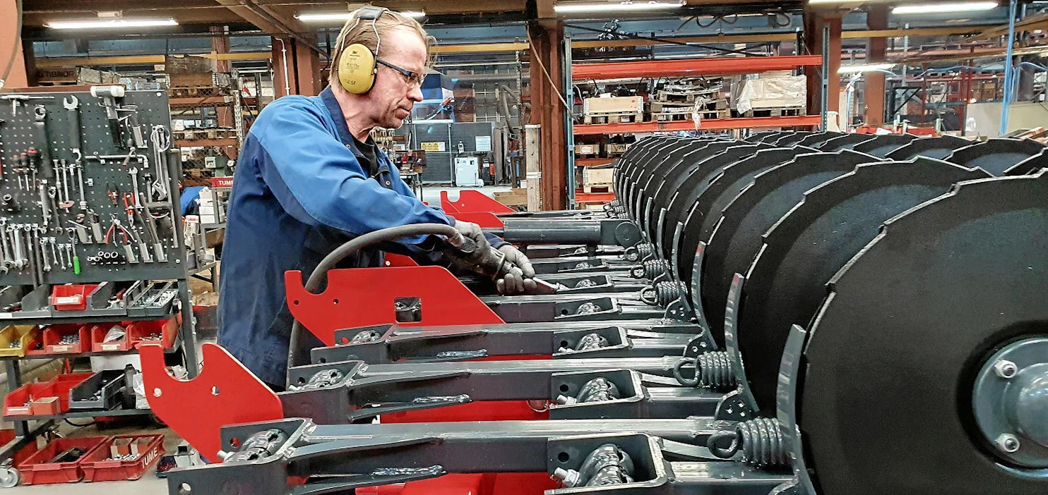 Tuotekokoaja Jouko Tolvanen asensi vantaita ja vannasrunkoja TumeAgrin kolmemetriseen kylvölannoittimeen helmikuussa Janakkalassa. Päivässä ehtii koota yhdestä kahteen kylvökonetta.