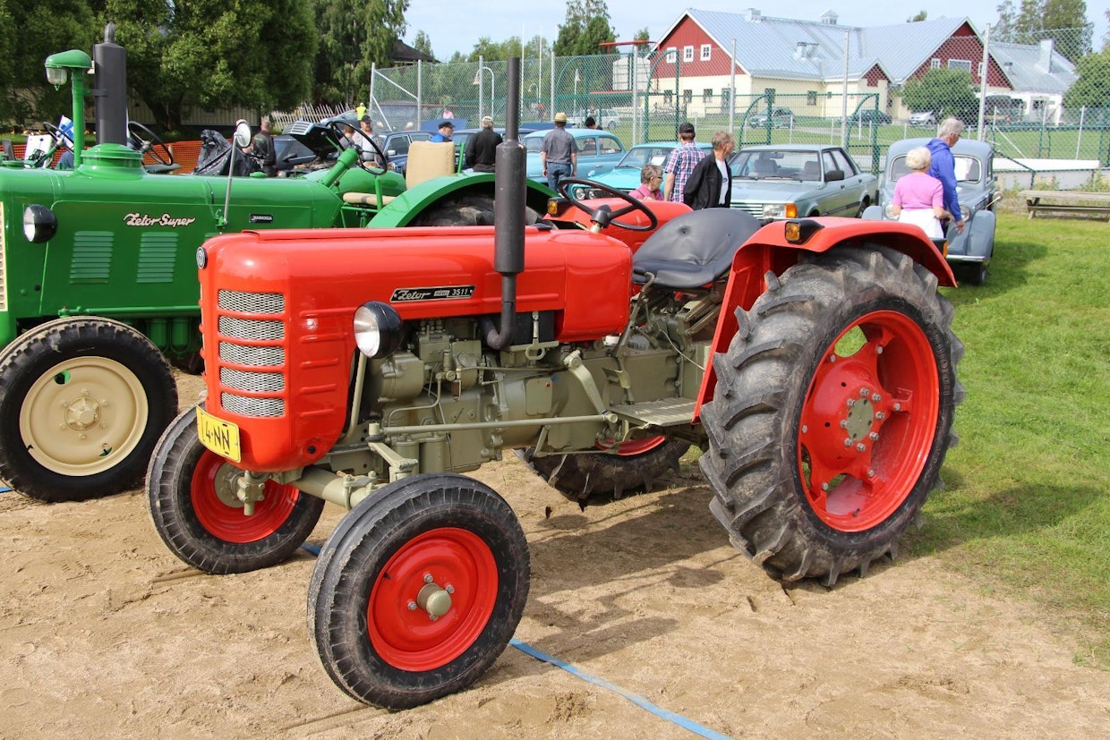 Missään saman kokoluokan traktorissa ei 60-luvun alkupuolella ollut yhtä paljoa yhtä eteviä ominaisuuksia ja varusteita kuin Zetor 3011:ssa, mutta hyvä traktori pilattiin huolimattomalla loppukokoonpanolla, huonoilla materiaaleilla ja heppoisilla ainevahvuuksilla. Zetor oli vuosikymmenen puoliväliin asti surkeimman traktorin maineessa, kunnes Belarus tuli jakamaan jumbosijaa. Tehoa 3-sylinterisessä Zetorissa on 38 hv, kaksoiskytkin, rattivaihteita on 10 eteen. (Nurmes)