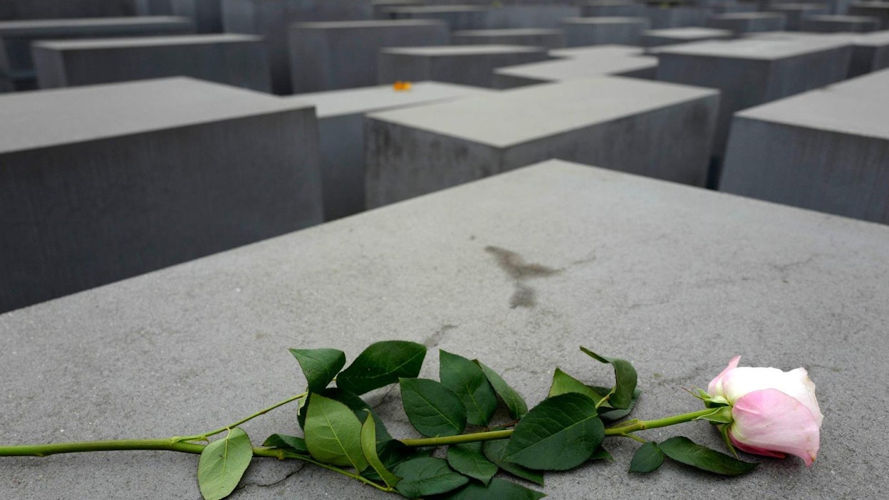 Muistopäivää vietetään Euroopan juutalaisten kansanmurhan, holokaustin, ja muiden toisen maailmansodan ajan joukkomurhien uhrien muiston kunnioittamiseksi.