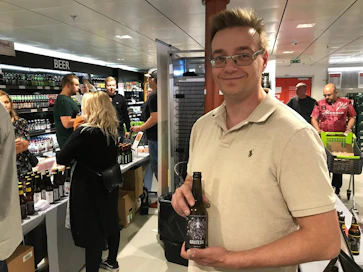 Pasi Pelkonen maistatti voittoisaa Groteski-olutta Viking Gracen olutristeilyllä viikonloppuna.