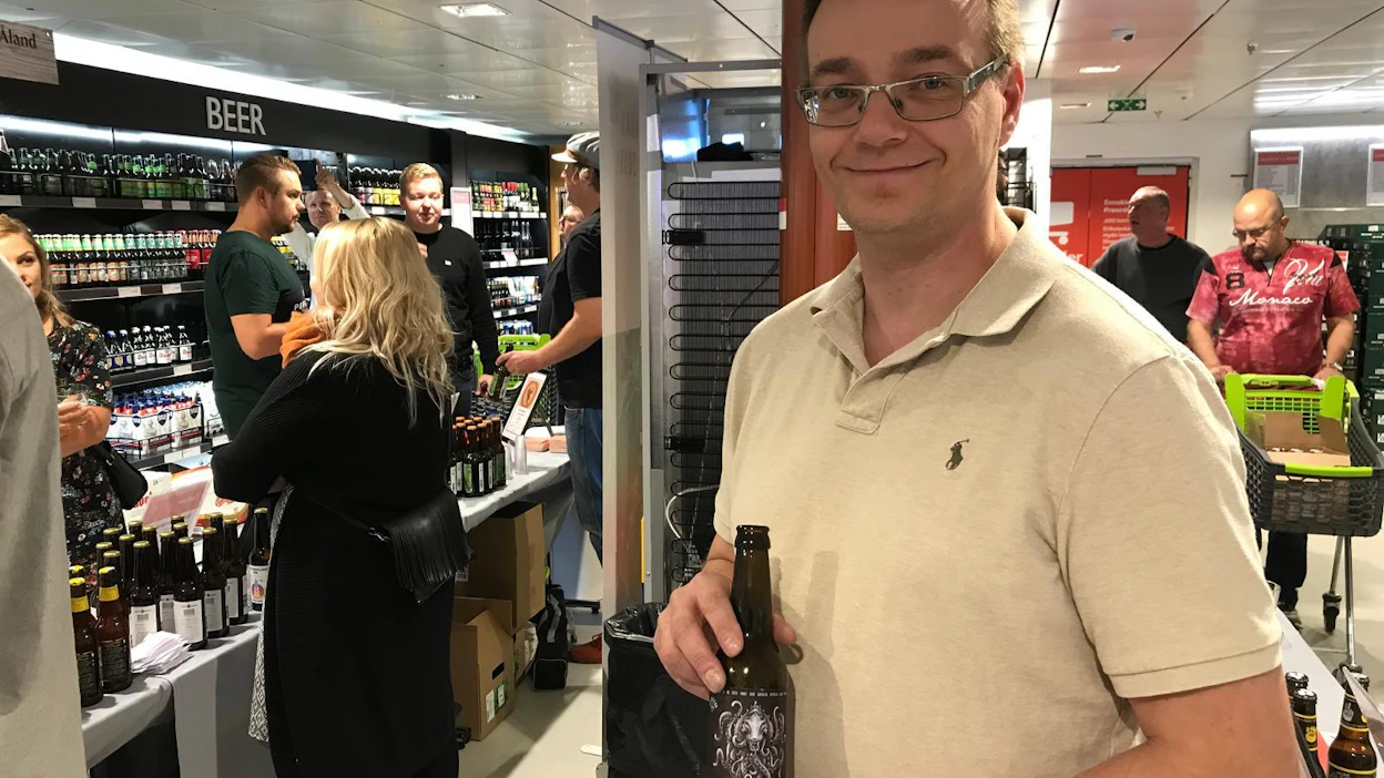 Pasi Pelkonen maistatti voittoisaa Groteski-olutta Viking Gracen olutristeilyllä viikonloppuna.