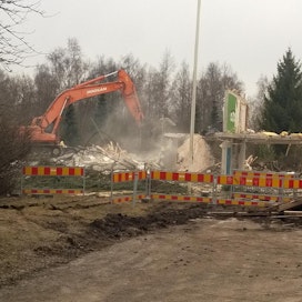 Suomessa joudutaan silloin tällöin purkamaan rakennuksia saastuneiden maa-alueiden päältä. Niin kävi vuonna 2016 Tampereen Härmälässä, jossa talot oli rakennettu vanhan kaatopaikan päälle.