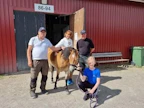 Per K. Eriksson nostaa hattua nuorten paneutumiselle poniraviurheiluun. Kuvassa vasemmalta: Bo Milton, Annette Jansson, Per K. Eriksson ja Bea Forssten, poni on Pandor.