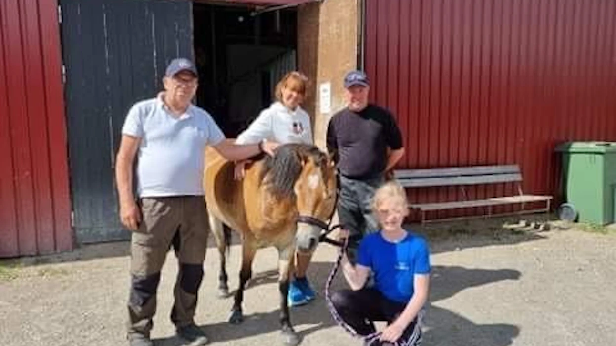 Per K. Eriksson nostaa hattua nuorten paneutumiselle poniraviurheiluun. Kuvassa vasemmalta: Bo Milton, Annette Jansson, Per K. Eriksson ja Bea Forssten, poni on Pandor.