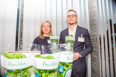 Welmu Internationalin teknologiajohtaja Martta Asikainen ja toimitusjohtaja Jaakko Kaminen esittelivät tiistaina Helsingissä puupohjaista pakkausmateriaaliaan. Ensimmäinen demovaiheen tuote valmistettiin Järvikylä-brändin yrteille.