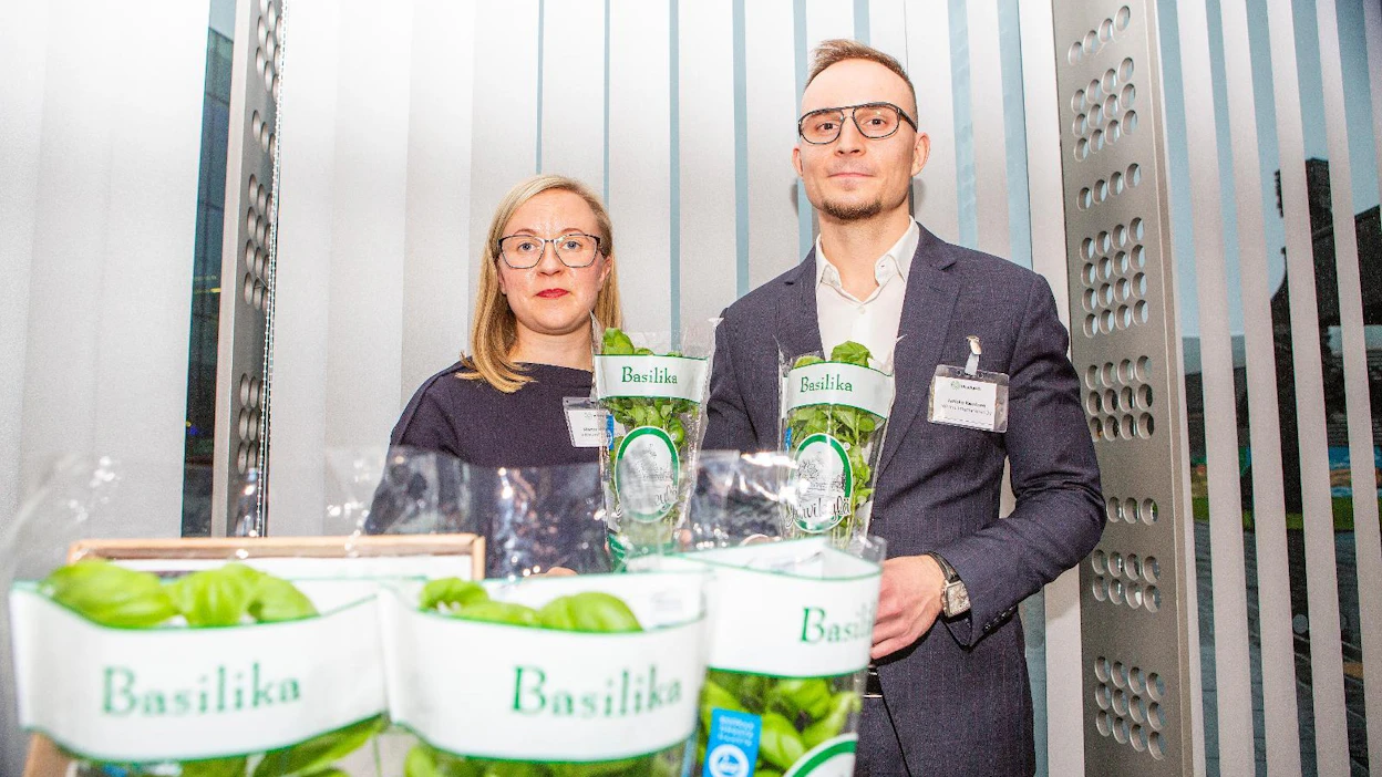 Welmu Internationalin teknologiajohtaja Martta Asikainen ja toimitusjohtaja Jaakko Kaminen esittelivät tiistaina Helsingissä puupohjaista pakkausmateriaaliaan. Ensimmäinen demovaiheen tuote valmistettiin Järvikylä-brändin yrteille.
