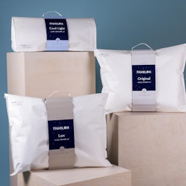 Familion kannustaa jatkokäyttämään pakkauksen pussia esimerkiksi postitukseen tai pyykkipussina. Lopuksi tuotteen voi kierrättää kartongin tai pakkauspaperin keräyksessä.